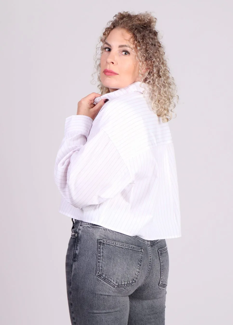 mbyM Emele cropped blouse met roze streep Wit
