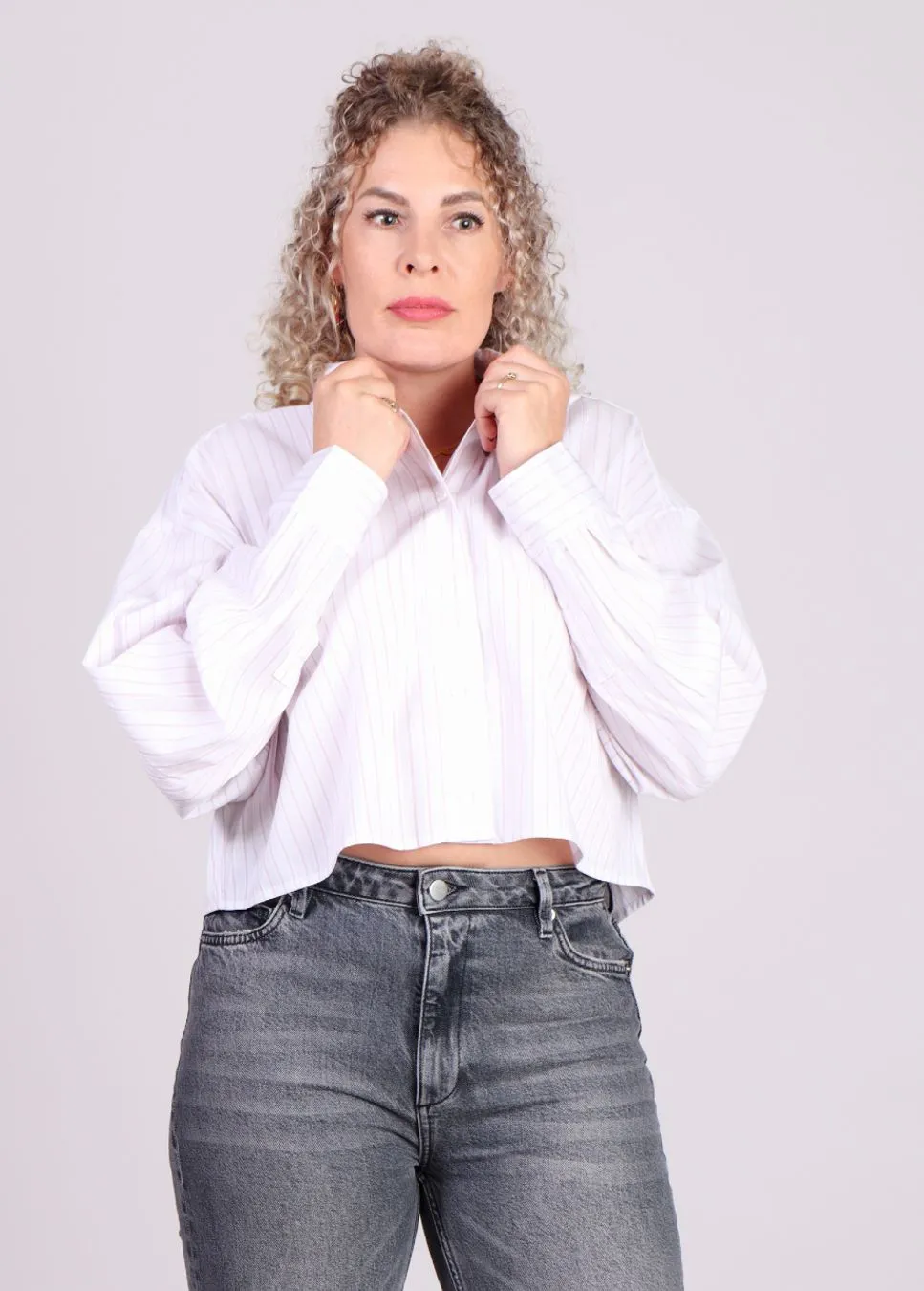 mbyM Emele cropped blouse met roze streep Wit